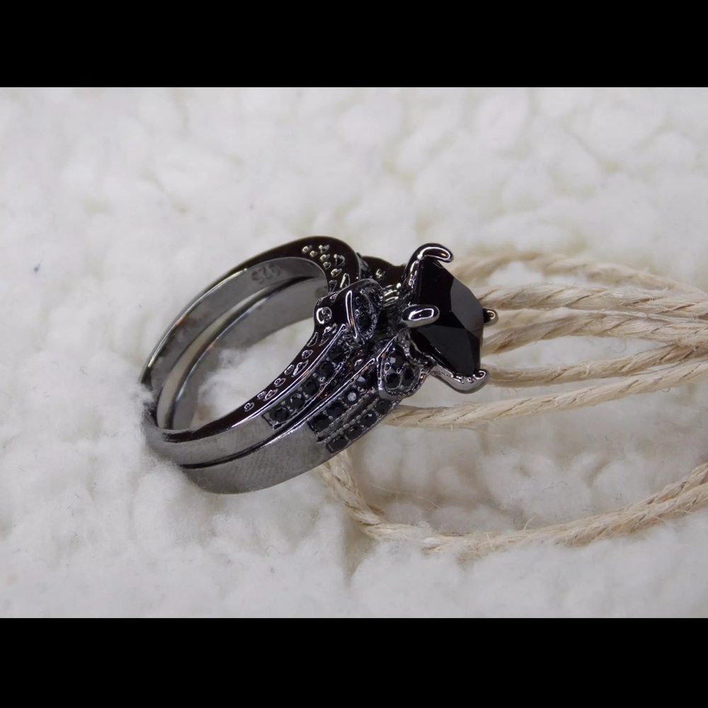 Black Stone Ring Fashion Jewelry Crystal Ring - Picture 2 of 2